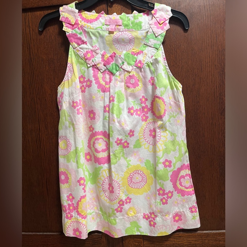 VGUC Lilly Pulitzer floral top with detail neckline in Queen of the Jungle 8